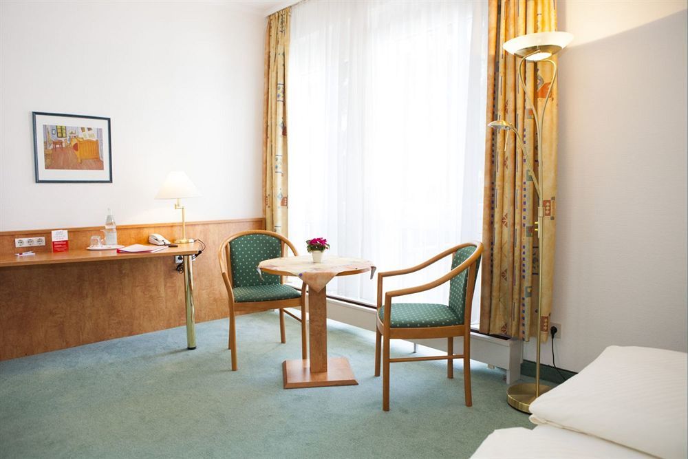 Hotel Am Duesseldorfer Platz Ratingen Buitenkant foto