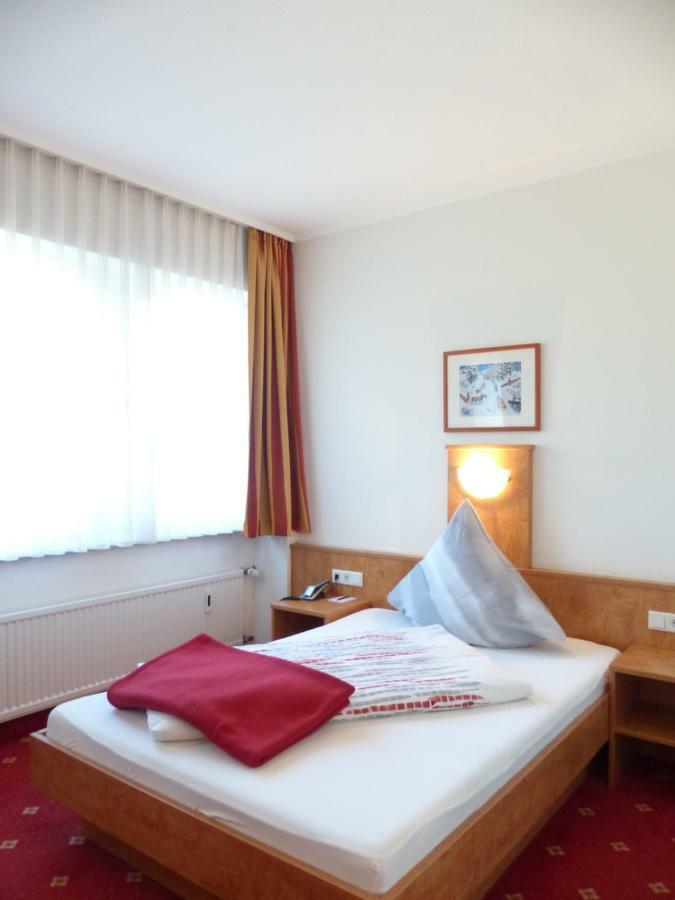 Hotel Am Duesseldorfer Platz Ratingen Buitenkant foto